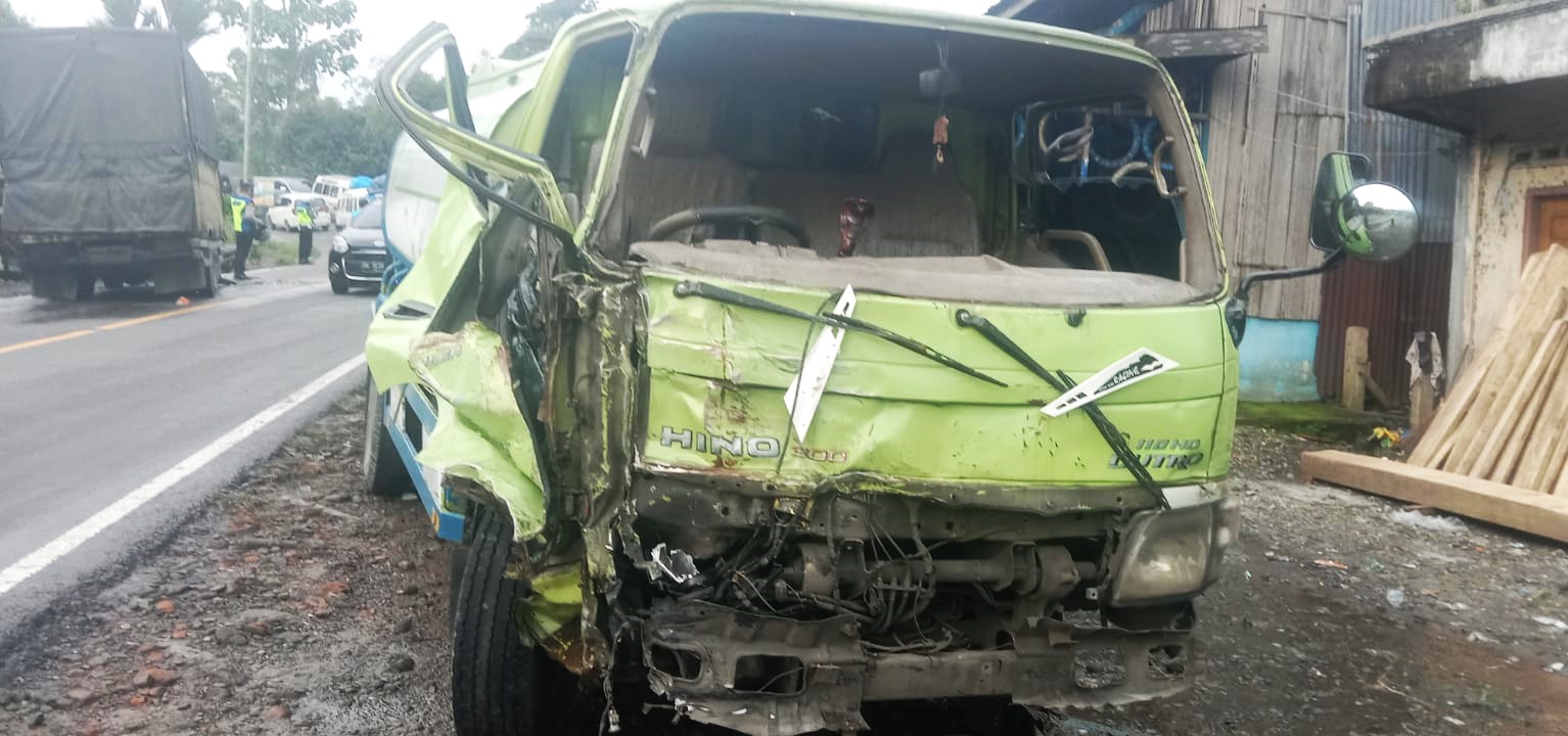 Truk Tangki Air Tabrak Truk Barang di Sibolangit, Keduanya Ringsek Bikin Macet Lalu Lintas