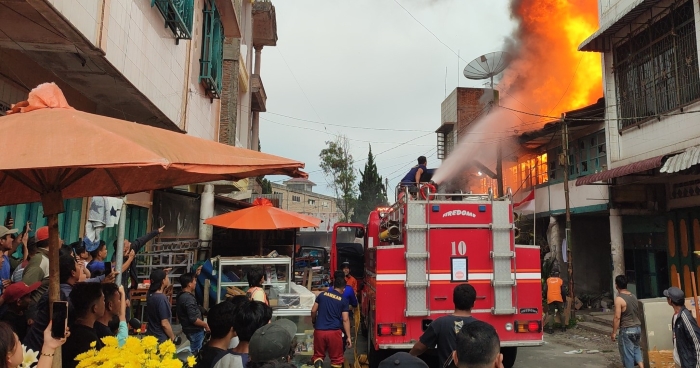 4 Unit Ruko Kebakaran di Pusat Pasar Kabanjahe, Warga Berhamburan ke Jalan Raya