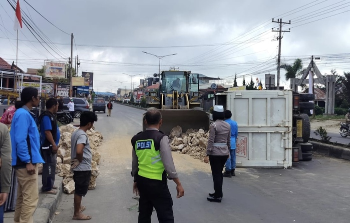 Truk Bermuatan Batu Dolomit Terbalik Bikin Macet Jalan Lintas Kabanjahe-Berastagi