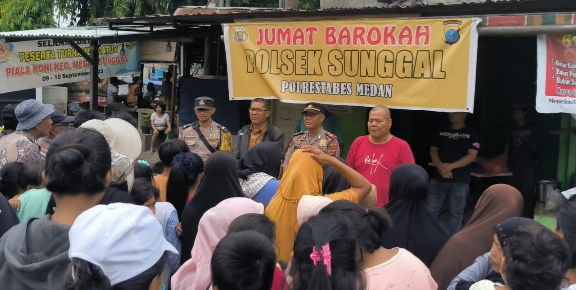 Lagi, Polsek Sunggal Jumat Barokah : Bagi Makanan Gratis ke Warga