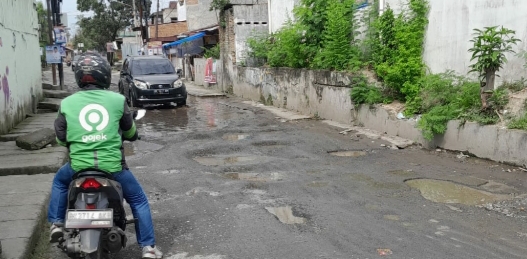 Oalah ! Warga dan Pengendara Panik, Jalan Gurila Rusak Parah
