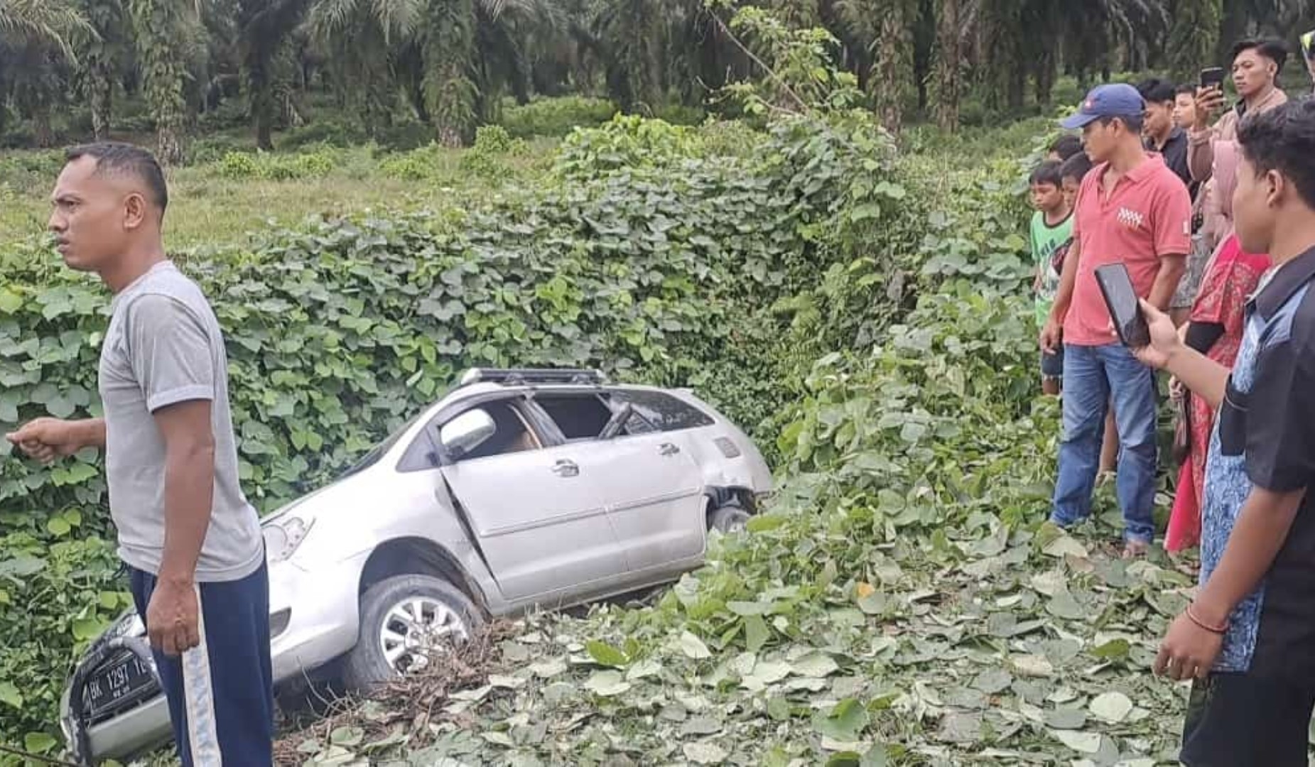 Mobil Kurir Narkoba Masuk Parit Usai Dikejar-kejar Polisi