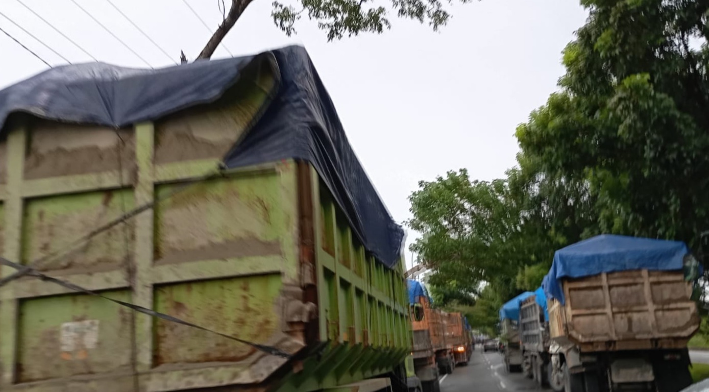 Truk Material Pembangunan Sport Centre Diduga Buat Jalan Macet dan Licin