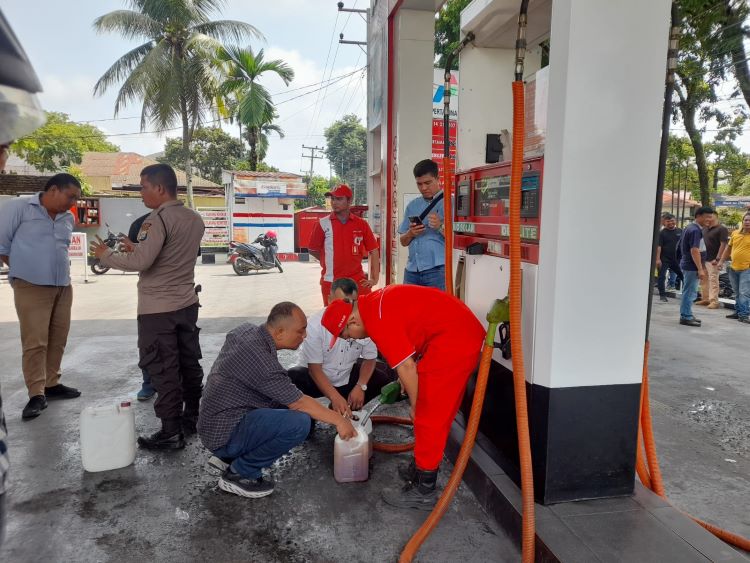 SPBU 14.211.207 di Siantar Jual BBM Bercampur Air, Kendaraan Warga Mogok