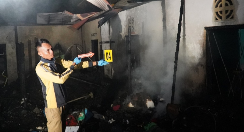 Malam-malam, Rumah Ketua KPU Tapteng Ludes Terbakar : Penyebab Belum Diketahui