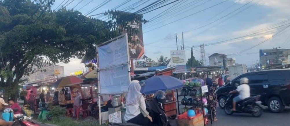 Lapak Pedagang Liar Buat Macet Jalan Simpang Jodoh Tembung