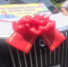 Sujud Syukur, Ultah ke 50 Irfan Hakim Dapat Mobil Listrik