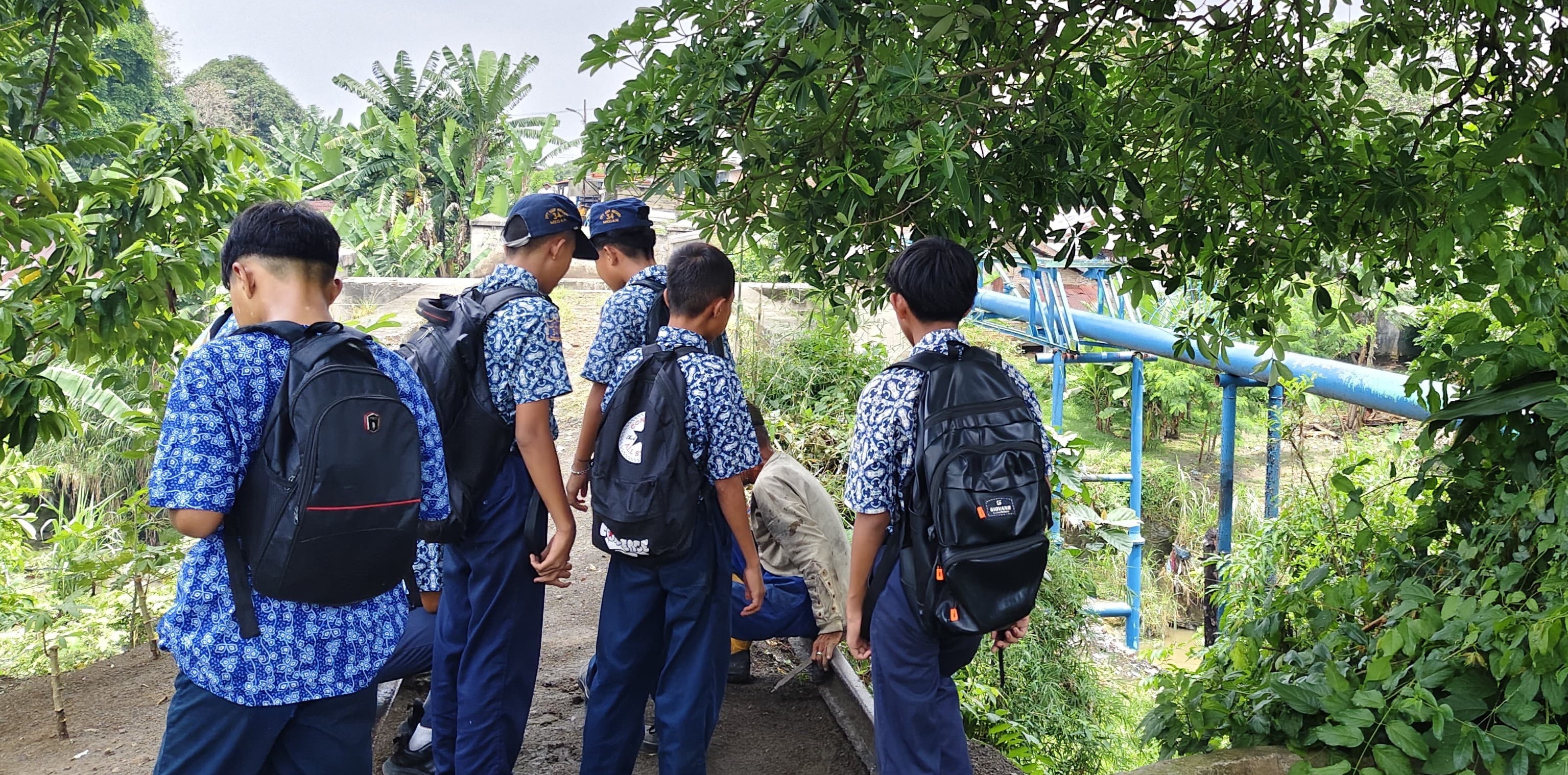 Demi Sekolah, Pelajar Nekat Seberangi Sungai Jalan di atas Pipa : Harap Jembatan Dibangun