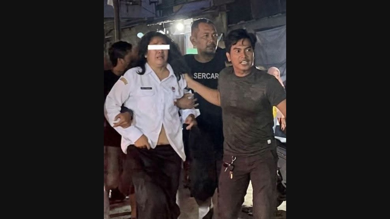 Guru SD Negeri dan Suaminya Diarak Warga Dituding Cabuli Anak Yatim